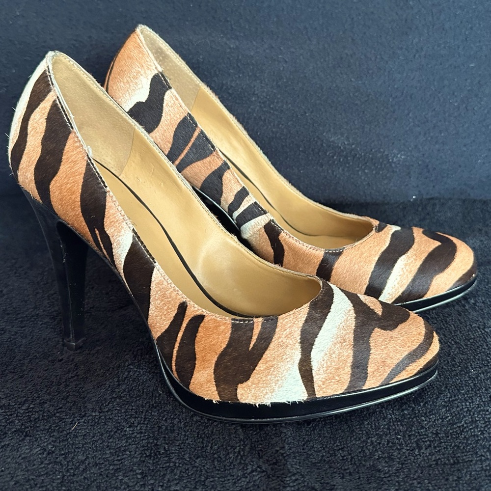 Nine West faux fur tiger stripe platform pumps size 7.5